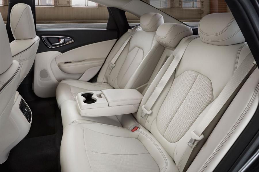  Chrysler 200 2015 года  (фото 32 из 207)